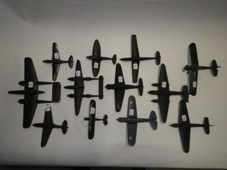 12 maquettes d’identification en résine noire d’avion américains et britanniques dont :