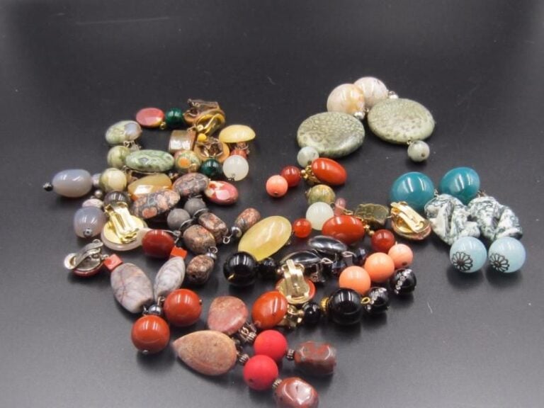 12 paires de clips d'oreilles avec perles ou pierres dures