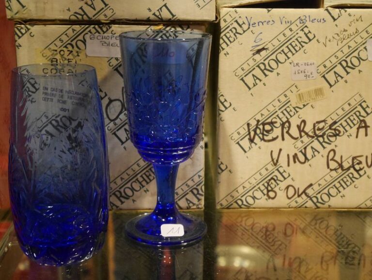 12 verres et 12 choppes en verre bleu Cristallerie La Rochère