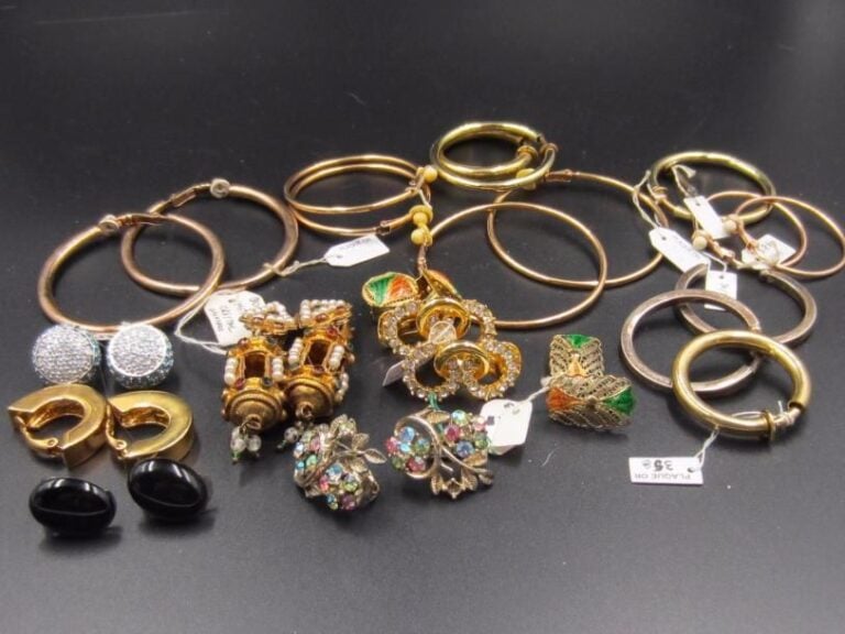 15 paires de boucles d'oreilles en plaqué or ou métal