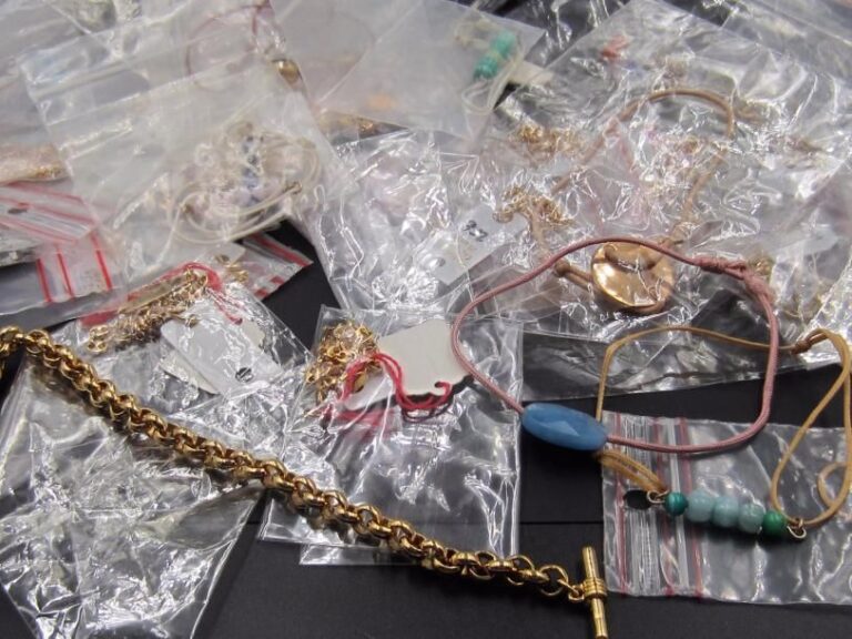 16 bracelets liens et perles et 22 bracelets en plaqué or