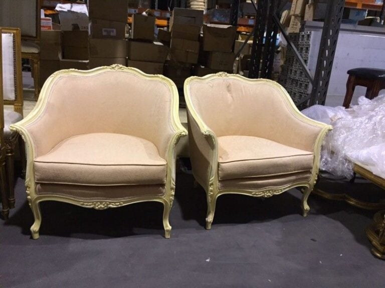 2 bergères en bois laque blanc de style louis XV