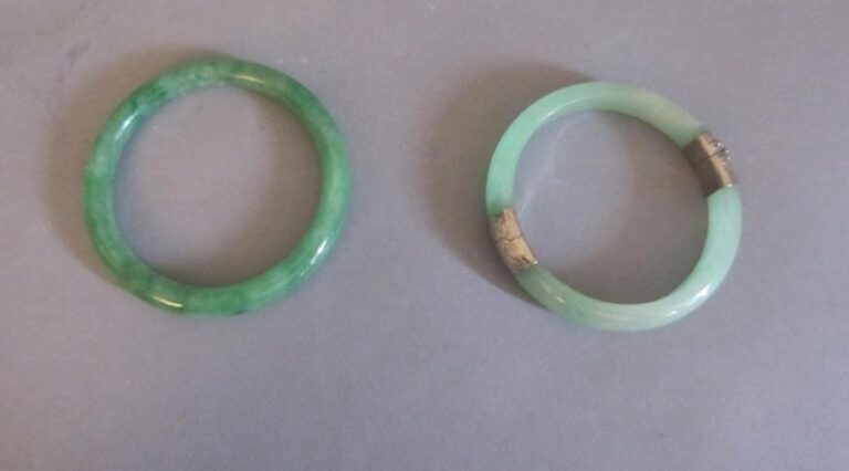 2 bracelets en jadeite (restaurations en argent)