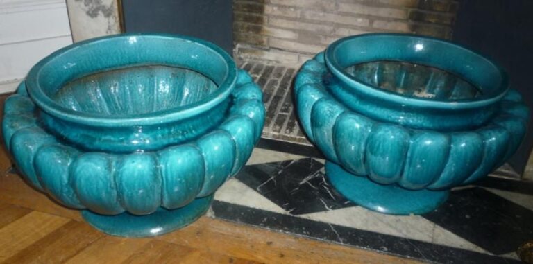2 Caches pots balustres en céramique émaillé turquoise à décor de godrons en relief 49x32 cm
