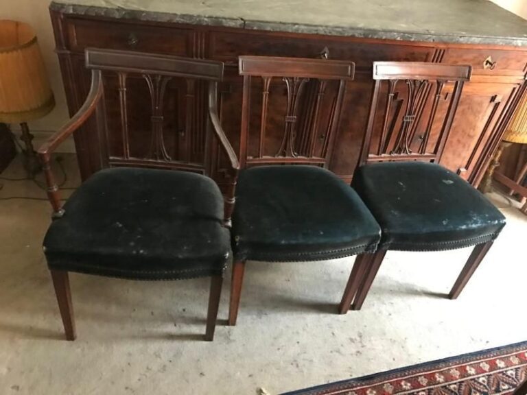 2 chaises et 1 fauteuil en bois naturel à dossier ajouré de barrette