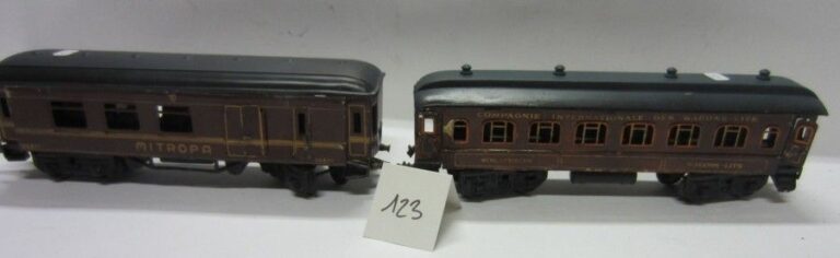 2 Wagons 1912, long, en tôle peinte à 2 boggies: wagon lits et wagon MITROPA mixte (toit) repeint - 50%
