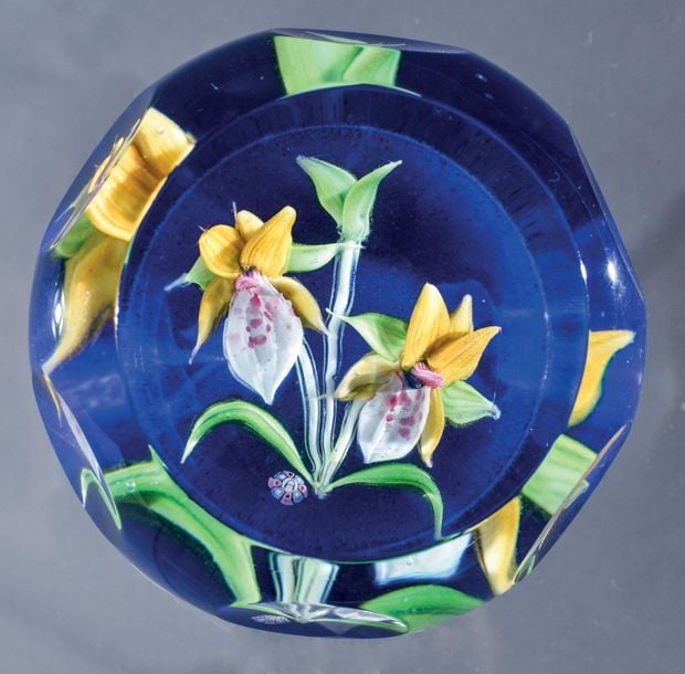 2017, à fond bleu opaque orné de deux orchidées jaunes et blanches tachetées de ros