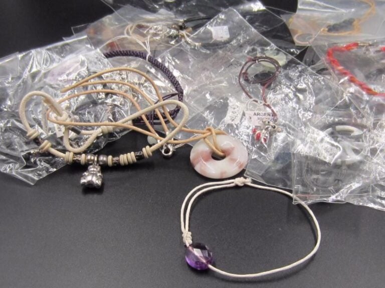 24 bracelets  liens et perles