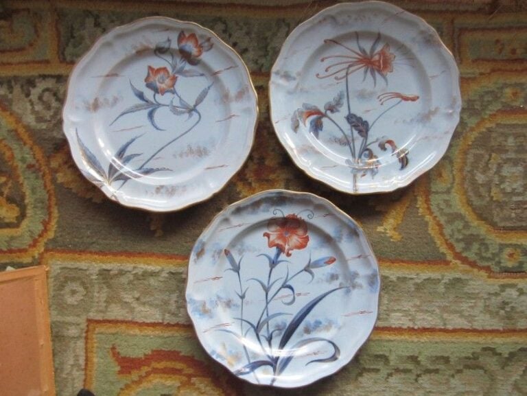 3 Assiettes en faïenc