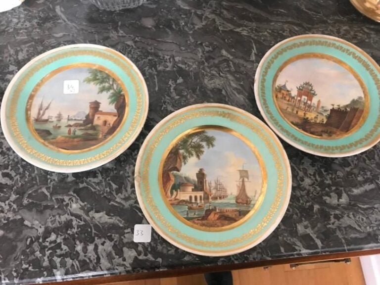 3 assiettes en porcelaine à décor émaille polychrome de paysages dans une bordure o