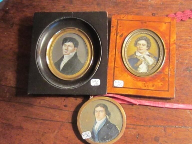 3 miniatures peintes encadrées  portrait d'hommes
