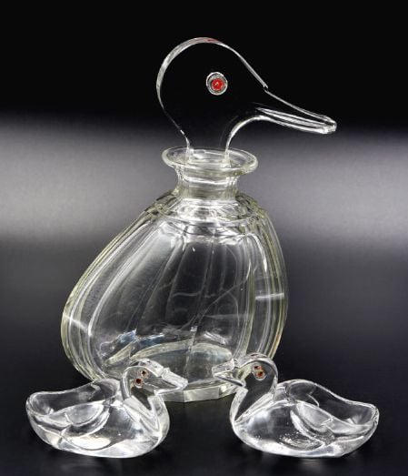 3 objets: 1°/ Flacon «canard» en cristal taillé à côtes plates et bouchon en forme de tête de canar