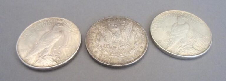 3 Pièces de un dollar en argen