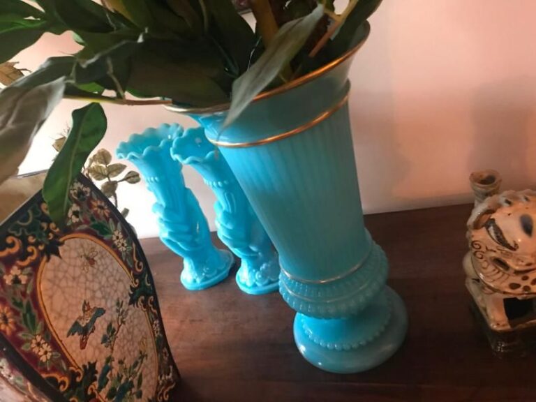 3 vases en opaline bleue