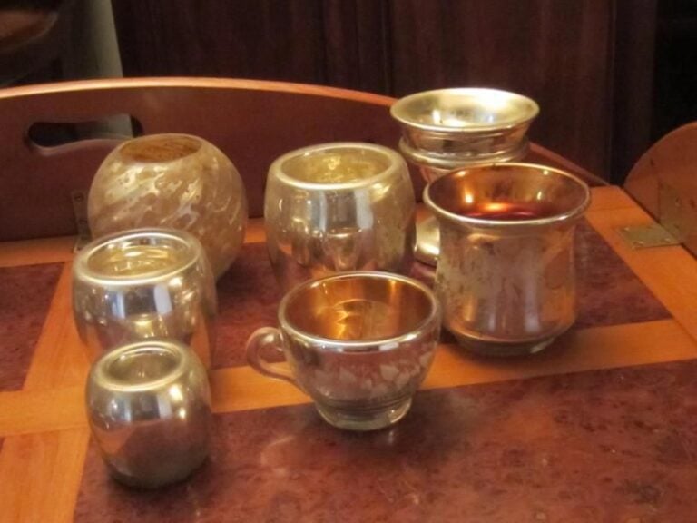 3 vases ronds, une coupe sur pied, une tasse et un petit vase torsadéen verre mercurisé