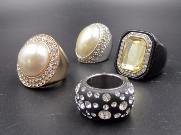 4 bagues avec strass