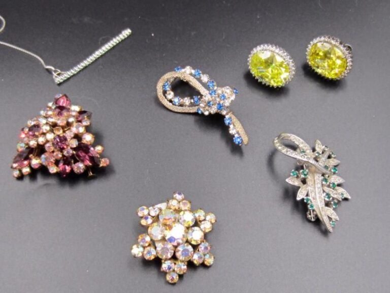 4 broches, boucles d'oreilles, chaîne et pendentif