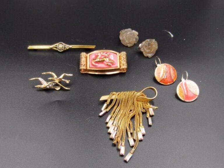 4 broches et 2 paires de boucles d'oreilles fantaisie
