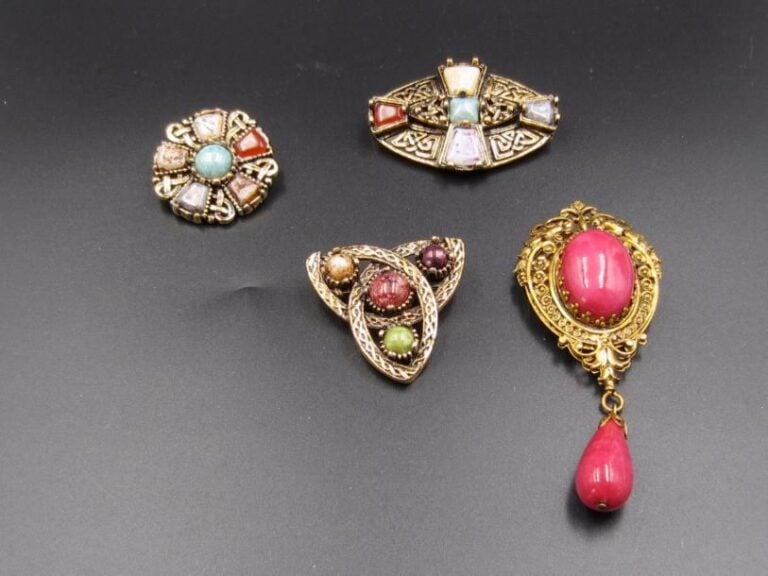 4 broches plaqué or et pierres dures