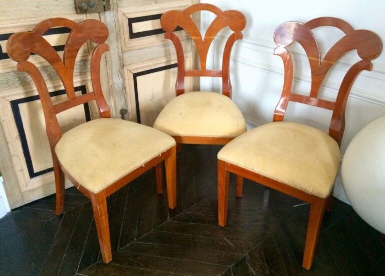 4 chaises en bois vernis, garniture jaun