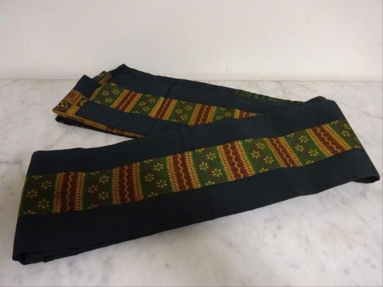4 OBI japonais en soie chinée dans les tons bleus, rouges, jaunes et verts centré d'une bande à damier sur l'avers et motifs floraux sur l'enver