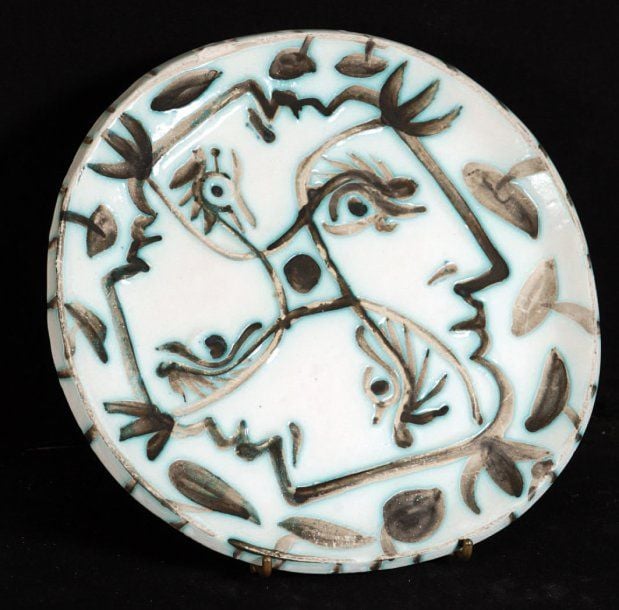 4 PROFILS ENLACÉS - 1949 Assiette ronde/carrée Empreinte originale terre de faïence blanche, décor aux engobes sous couverte noir, ver