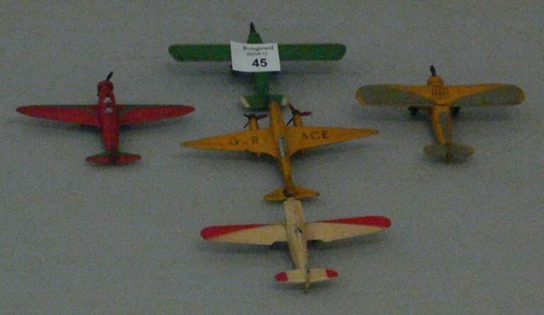 5 Avions Dinky et divers