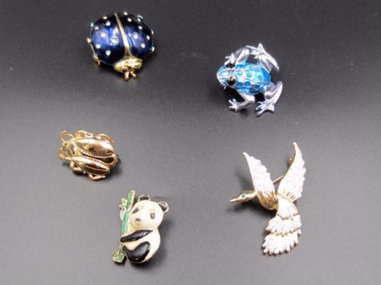 5 broches animaux en plaqué or ou métal