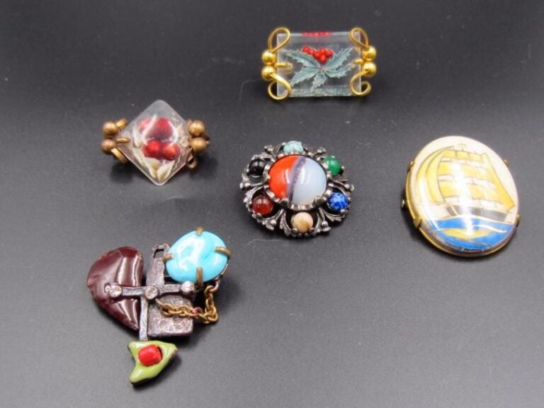 5 broches en métal ou plaqué or