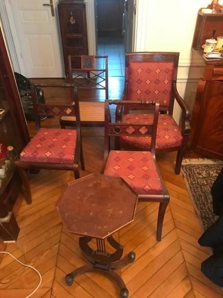 5 chaises en bois verni, un fauteuil de style restauration et un guéridon à fût central en lyr