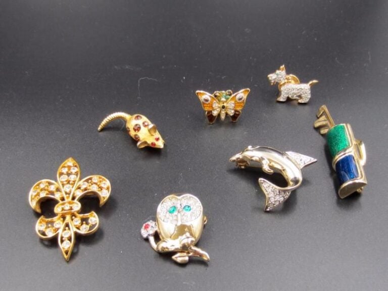6 broches et 2 pins en plaqué or ou métal