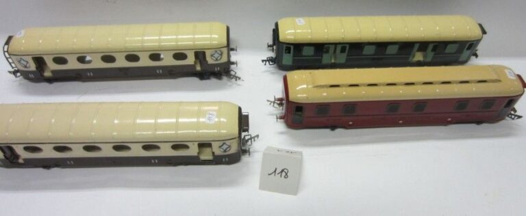 6 Wagons long «saucisson» SNCF, 2 boggies: 2 modèles 2éme classe, 1 fourgon vert, 1 postal en tôle peinte - 90%