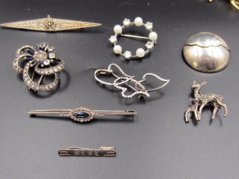 8 broches en argent ou métal
