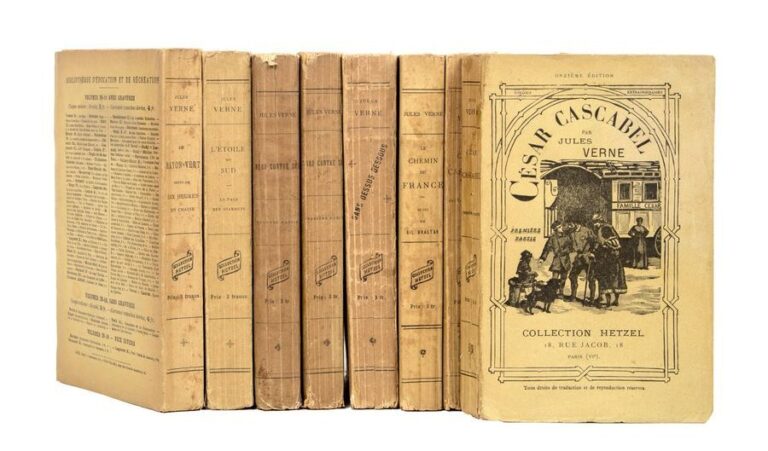 8 volumes Hetzel in-18 brochés des «Voyages extraordinaires» de Jules Vern