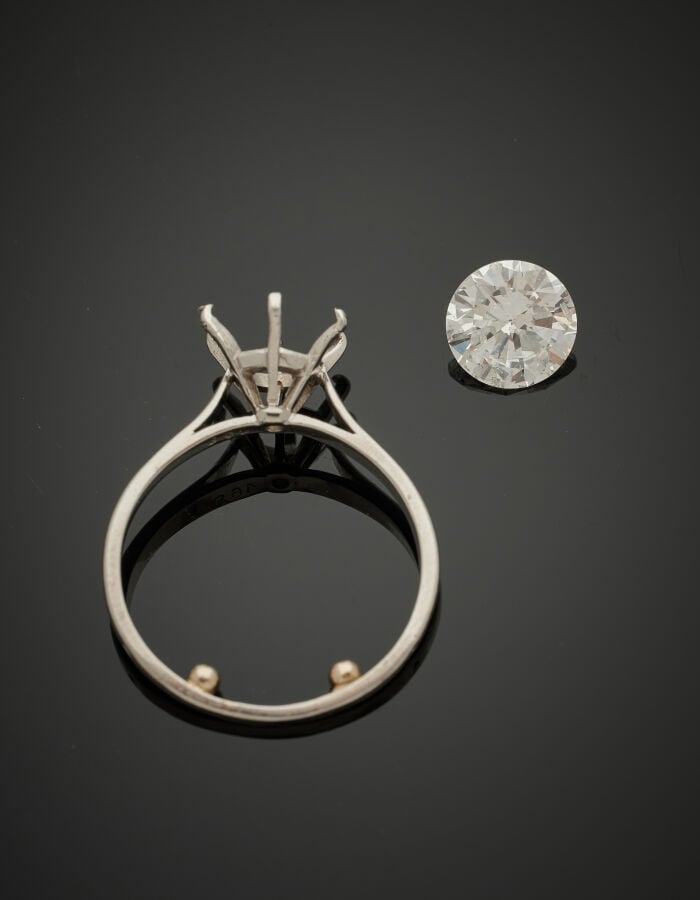 893. BAGUE "solitaire" en platine (950%) serti d'un diamant taille brillant pes…
