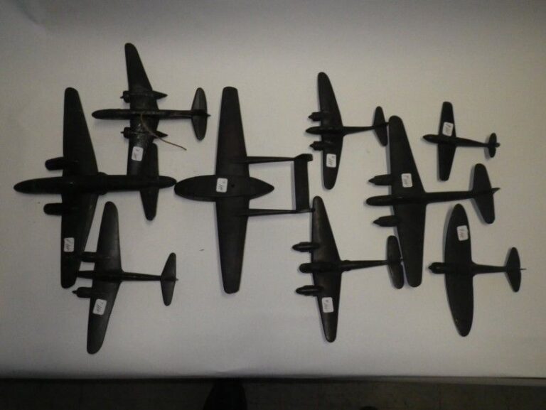9 MAQUETTES D’IDENTIFICATION en résine noire, d’avions allemands et japonais dont Me 109, Me 210, Gotha 242, Betty, Irving, Francis…