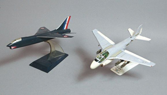 (a, b, c) « Grummann Intruder A6-2 » par Topping models en résine peinte aux couleurs de l'US Navy, L 35 x E 34 cm, sans socle et manque un missile + « Chance Vought Crusader F 8 U - 2 NG » par Topping models en résine peinte aux couleurs de la Marine Française sur son pied, L 27 x E 34 cm + « NAA Sabreliner T 39 » en résine peinte aux couleurs de l'US Navy sur socle, L 34 x E 34 cm, 85%
