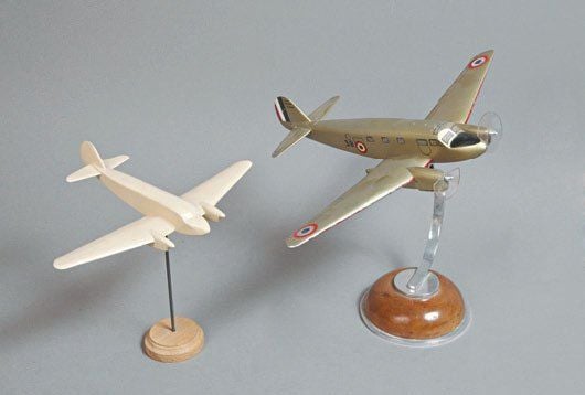 (a, b) « Caudron Goéland », maquette constructeur en bois peint, soclée, L 28 x E 36 cm + « Caudron Goéland » en bois repeint sur socle, L 19 x E 25 cm, 75%