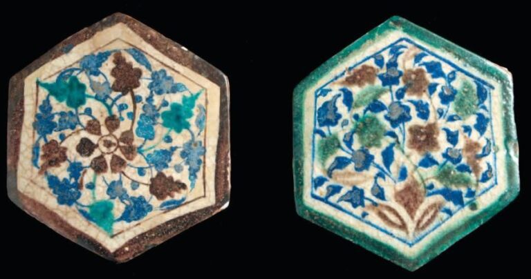 A-B DEUX CARREAUX AU DÉCOR FLORAL Petits carreaux de revêtement hexagonaux, décorés sur fond blanc de motifs floraux manganèse, bleus et vert