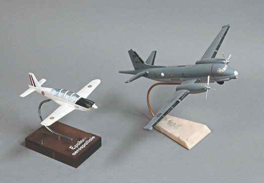 (a, b) « Epsilon Aérospatiale » maquette constructeur, en résine, L 16 x E 17 cm + « Breguet Atlantique », maquette constructeur (