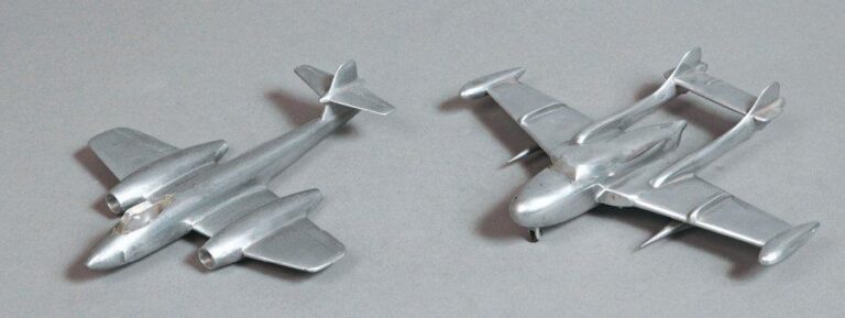(a, b) « Gloster Meteor » en aluminium poli sans pied, L 25 x E 21 cm + « DH See Venom » en aluminium poli sur son train, L 17 x E 22 cm, 70%