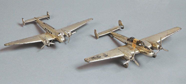 (a, b) « Messerschmitt 110 » modèle d'époque en métal argenté, L 25 x E 32 cm, traces d'oxydation + « Junkers 86 » modèle d'époque en tôle argentée, L 24 x E 30 cm, 80%