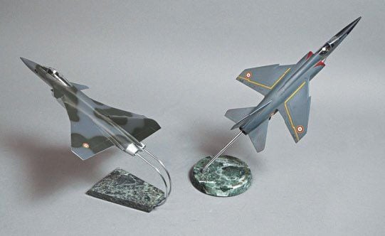 (a, b) « Rafale » en résine peinte (