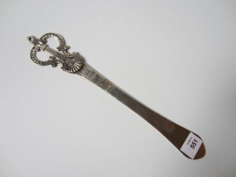 ABAISSE-LANGUE DE MÉDECIN en argent, la prise à doubles volutes étoilées, cannelures et coquille, la palette gravée 189