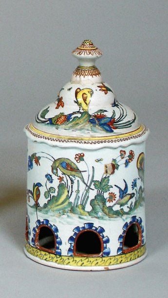 Abreuvoir à oiseaux rond couvert, décor polychrome d'oiseaux sur tertre orné de rochers fleuri