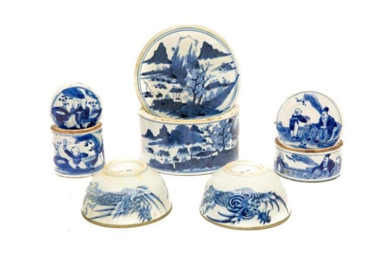 ACCUMULATION DE CINQ (5) OBJETS EN PORCELAINE BLEU BLANC