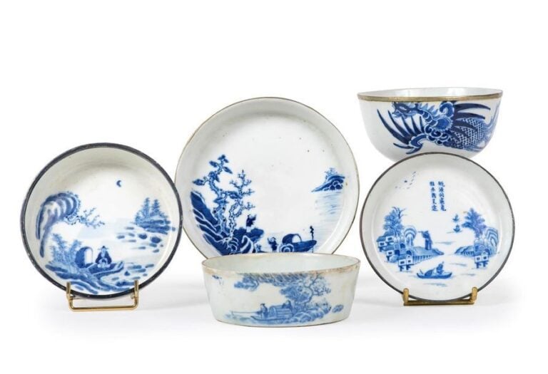 ACCUMULATION DE CINQ (5) PIECES EN PORCELAINE DITE " BLEU DE HUÊ "