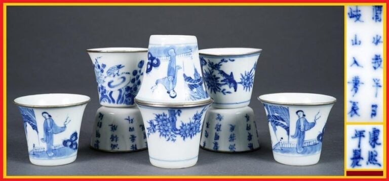 ACCUMULATION DE HUIT (8) COUPES EN PORCELAINE BLEU BLANC