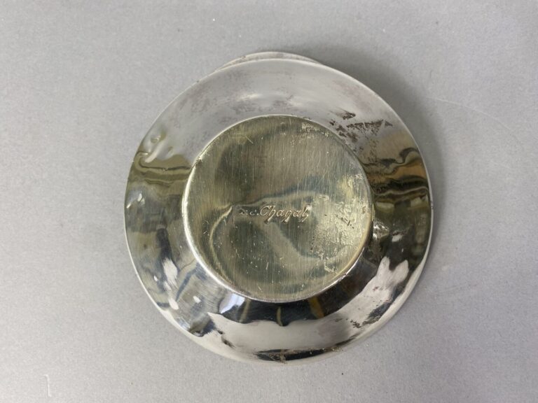 A.E. CHANAL - Boite couverte en métal argenté à décor de frise stylisée sur le…