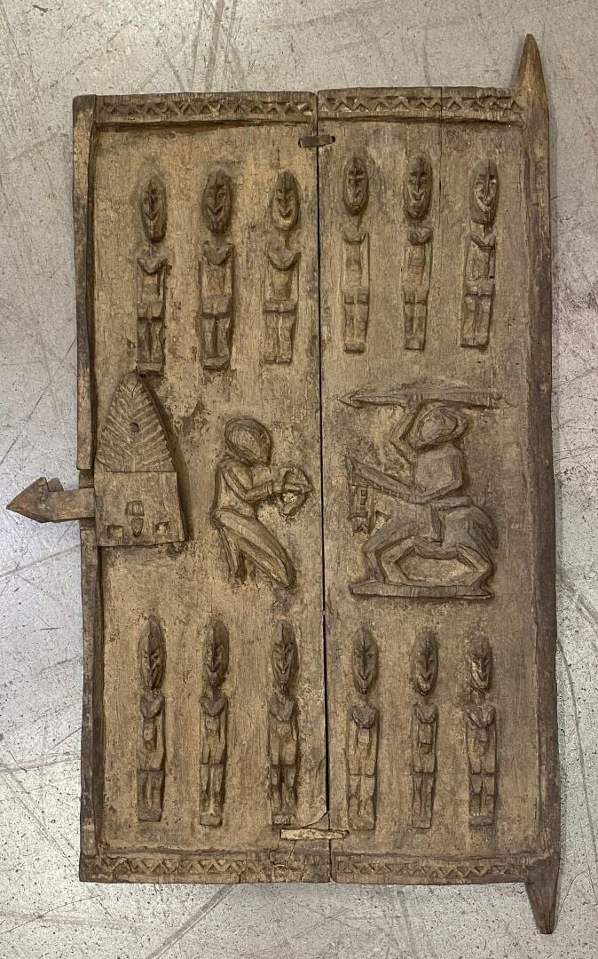 Afrique, Moderne - Ensemble de deux portes en bois sculpté dans le style Dogon…